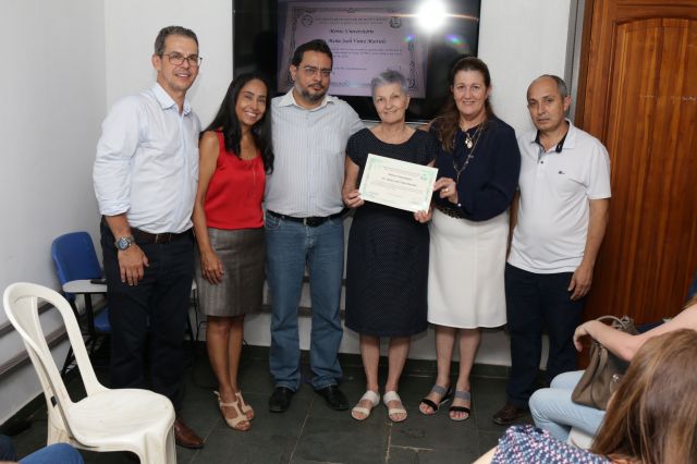 A professora Maria Sueli Vieira Mattiello foi homenageada pela gesto atual e pela vindoura