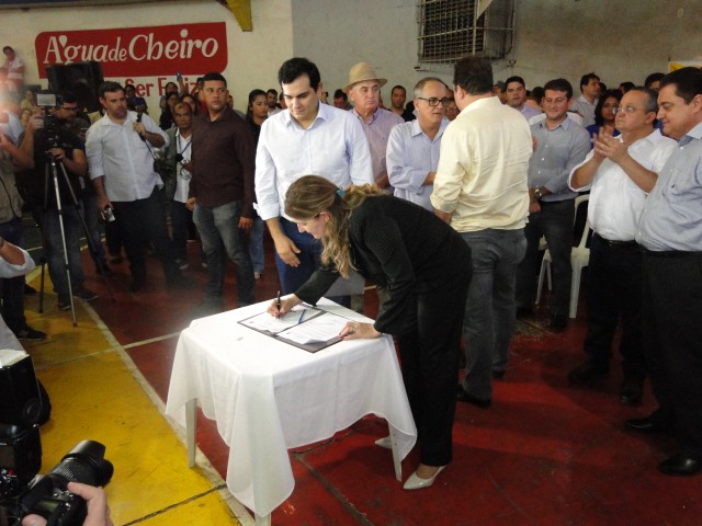 A reitora da Unemat, Ana Di Renzo, assinando o termo do lanamento oficial dos cursos de Letras e Computao em Rondonpolis