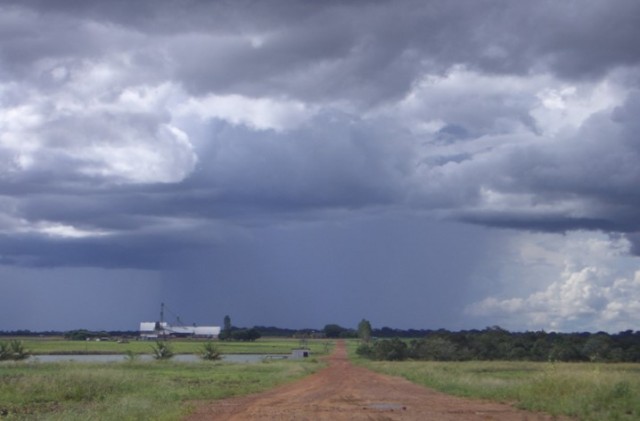 Chuva localizada no fundo de silos de grãos em Mato Grosso