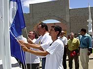 <i> reitor, governador e representante da cmara federal  participam de asteamento de bandeira