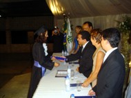 Almir Arantes entrega diploma a um dos formandos