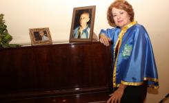 Na foto, Olga ao lado do retrato de seu pai, Natalino Ferreira Mendes, seu antecessor na Cadeira N 15