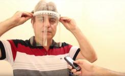 Professor Tales mostra uma mscara protetora 