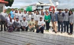 Equipe da TV junto com pesquisadores e ambientalistas 