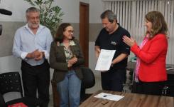 Prefeito de Cceres recebeu Plano de reconhecimento de cidades-gmeas da ento reitora Ana Di Renzo, em 2016