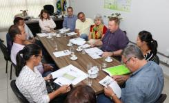 A reitora Ana Di Renzo e representantes da prefeituras de Lambari D�Oeste, Rio Branco e Salto do C�u discutiram a situa��o financeira e pedag�gica dos cursos de Matem�tica e Pedagogia pelo Programa Parceladas