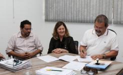 O convnio foi firmado entre a Universidade, representada pelo reitor eleito, Rodrigo Bruno Zanin, e pela reitora, Ana Maria Di Renzo, e a Prefeitura, representada pelo prefeito, Francis Maris Cruz