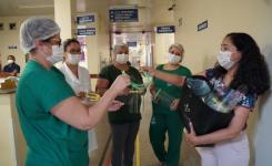 Prof. Nilce entrega mascaras protetoras no Hospital Regional de Cceres