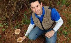 O professor Hilton Marcelo de Lima Souza, do curso de Cincias Biolgicas em Tangar da Serra, foi selecionado para participar de curso sobre macrofungos em Caxias do Sul