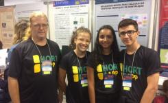 O professor Eliel Regis de Lima e os alunos Beatriz Almeida de Oliveira, Guilherme Cavalari Ladeia e Vit�ria Eduarda Souza Silva representam a Mostra do Pantanal na Feira Brasileira de Ci�ncia