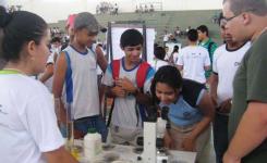 Equipe apresentando  pesquisa durante a primeira edio da Mostra de Iniciao Cientfica do Pantanal