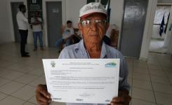 Momento em que Sr. Aristides recebia a Certido de Regularizao Fundiria 