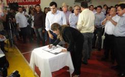A reitora da Unemat, Ana Di Renzo, assinando o termo do lan�amento oficial dos cursos de Letras e Computa��o em Rondon�polis