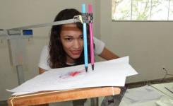 A universitria Samara Cristina demonstra experimento