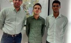 O acad�mico da Unemat, Dione Xavier Dias, ladeado pelo superintendente do Imea, Daniel Latorraca Ferreira, e pelo analista estat�stico do Instituto, Rondiny Moreira Carneiro