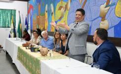 O diretor Paulo Bulhes fala na abertura do seminrio Educao bilingue para surdos