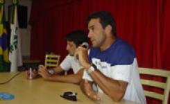 A dupla Franco e Pedro Cunha falam com acadmicos e estudantes de Cceres