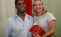 A primeira dama Roseli Barbosa e Evaldo Ferreira na noite de aut�grafos dos autores ganhadores do concurso 