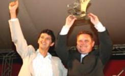 Reitor Taisir Karim entrega M�rito Universit�rio ao Governador, Blairo Maggi. Foto: Edson Rodrigues.