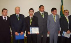 Reitor e representantes polticos de diferentes estados recebem diploma de destaque em desenvolvimento sustentvel