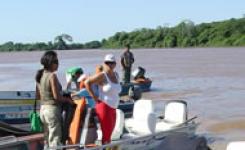 Profissionais da Unemat participam da limpeza do Rio Paraguai