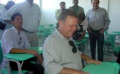 Governador conhece estrutura das salas de aula dos novos blocos