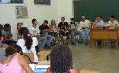 Reitor e coordenador do campus de Cceres participam de reunio organizada por representantes estudantis