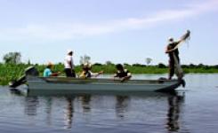 Pesquisadores coletam amostras no Rio Paraguai