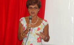 Professora Maria Bernadete Abaurre durante palestra