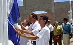 <i> reitor, governador e representante da cmara federal  participam de asteamento de bandeira