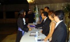 Almir Arantes entrega diploma a um dos formandos
