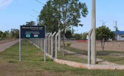 Sada do Recinto Alfandegado de Corixa, sentido San Matias/Bolvia. Placa indicativa da integrao aduaneira Brasil/Bolvia. Julho de 2016. 